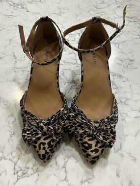 Torrid Leopard Animal Print Satin Ruffle Bow Heeled Pump Shoe Size 9.5 Wide